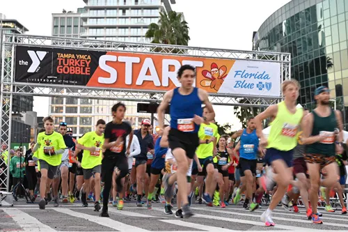 runners at the start line of the 2021 tampa ymca turkey gobble presented by Florida Blue